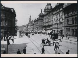 cca 1910 Budapest, utcakép a Nemzeti Színház épülete mögött, a néhai Lapkiadó Vállalat fotólaborjának archívumából 1 db mai nagyítás, 17,7x24 cm