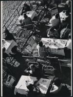 cca 1961 Budapest, a Matróz söröző és vendéglő terasza a pesti alsó rakparton, Dezső Pál (?-?) kecskeméti fotóművész hagyatékából 1 db mai nagyítás, 24x17,7 cm