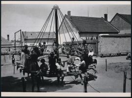 cca 1933 Kecskeméti játszótér, Lőcsei Árpád (?-?) kecskeméti vándorfényképész hagyatékából 1 db mai nagyítás, 17,7x24 cm