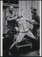 Révész és Bíró budapesti fényképészek emlékére, 2022-ben készült fekete-fehér olajfestmény fotómásolata, a ,,Tábori fognyűvő (cca 1917)" című alkotása nyomán, mai nagyítás, 24x17,7 cm