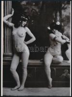 cca 1890 Háremhölgyek a fürdőben, szolidan erotikus felvétel, 1 db mai nagyítás, 24x17,7 cm