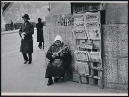 cca 1930 Budapest, újságárus az Erzsébet híd budai hídfőjénél, 1 db mai nagyítás, 17,7x24 cm