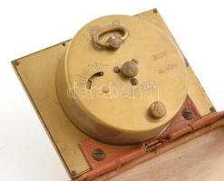 Florn német gyártmányú ébresztős utazóóra, műborborítású, összecsukható tokkal, kopásnyomokkal, 9x8 ...