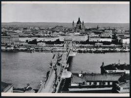 cca 1890 Budapest, panorámakép a Lánchíddal és olyan épületekkel, amelyek ma már nem léteznek; a néhai Lapkiadó Vállalat fotólaborjának archívumából 1 db mai nagyítás, 17,7x24 cm