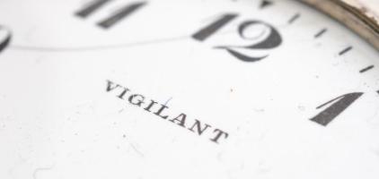 Vigilant zsebóra, mechanikus szerkezettel, niellós jellegű szép fém tokkal. Működő szerkezet, repedt...