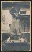 1914 Nagybodok (Nyitra megye), kisgyerekek fürdőznek teknőben egy ház udvarán, hátoldalán feliratozott keményhátú vintage fotó, 10,5x6,5 cm