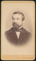cca 1871-80 Férfi portré, feltehetően a Thuróczy nemesi család vagy rokonságának tagja, keményhátú fotó Szentkuty István vegyész és fényképész pesti műterméből, hátoldalán autográf ajándékozási sorokkal (Thuróczy Klára kedves sógornőmnek emlékül, 1871 aug. 12), 10,5×6 cm,
