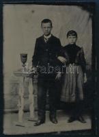 cca 1900-1910 Lány és fiú portréja, ferrotípia, 10,5×6 cm,