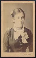 cca 1870 Fiatal hölgy portréja, keményhátú vintage fotó Pollák Soma pesti műterméből, dekoratív hátoldallal, 10,5×6,5 cm,