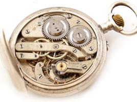 Ezüst (Ag) zsebóra dupla ezüst tokkal. Jelzett, működő, jó állapotban d: 50 mm