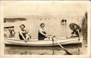 Balatonlelle, csónakázó nők gyermekekkel. Szitovszky Jánosné fényképész, photo (EK)