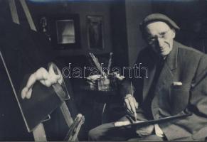 Szemerjei Demeter Károly szobrász és fotóművész, a Francia Akadémia Pálma-rend lovagjáról készült fénykép, Tóth Béla pecséttel jelzett fotója, 12x17 cm