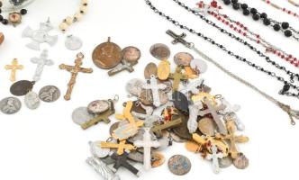 Vegyes kegytárgy tétel, rózsafüzér, szent fém emlékek, befőttesüvegben