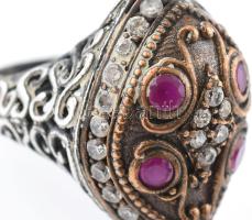 Ezüst(Ag) gyűrű szintetikus rubinnal, jelzés nélkül, méret: 54, bruttó: 10,5 g