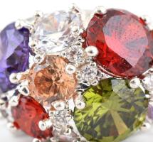 Nataliya V. Collister nagyméretű design koktélgyűrűje szivárványszínű (15db) kerek, briliáns csiszol...