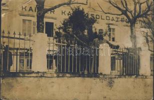 Károly királyról készült kép a Kaiser laktanya kerítésénél