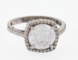 Ezüst(Ag) gyűrű fehér kővel, jelzett, méret: 55, bruttó: 3,6 g
