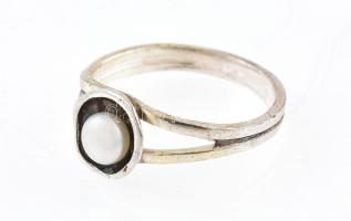 Ezüst(Ag) gyűrű tenyésztett gyönggyel, jelzett, méret: 57, bruttó: 2,5 g