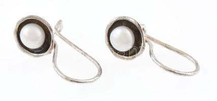 Ezüst(Ag) fülbevalópár tenyésztett gyönggyel, jelzés nélkül, d: 1 cm, bruttó: 1,7 g