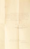 1934 Bp., Magyar Bronz Érdemérem adományozásáról értesítő hivatalos levél, Schmidt József MÁV-műhelyi lakatos részére, rajta Keresztes-Fischer Ferenc (1881-1948), a miniszterelnöki teendők ideiglenes ellátásával megbízott belügyminiszter autográf aláírásával. A M. Kir. Miniszterelnökség dombornyomott fejléces levélpapírján, szárazpecséttel.