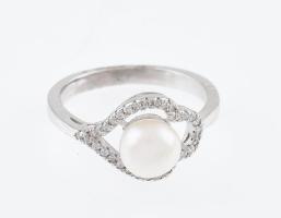 Ezüst(Ag) gyűrű tenyésztett gyönggyel, jelzett, méret: 54, bruttó: 2,9 g