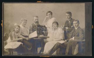 cca 1914 Család gyerekekkel, hátoldalán datált vintage fotó Mai és Társa budapesti műterméből, kartonra kasírozva, hátoldalán ragasztó nyomával. 13x21,5 cm