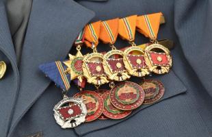 Munkásőr csoportvezető főtiszt komplett hagyatéka: Egyenruhák, gyakorló és díszzubbonyok, gyakorló s...