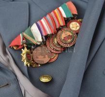 Munkásőr csoportvezető főtiszt komplett hagyatéka: Egyenruhák, gyakorló és díszzubbonyok, gyakorló s...