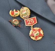 Munkásőr csoportvezető főtiszt komplett hagyatéka: Egyenruhák, gyakorló és díszzubbonyok, gyakorló s...