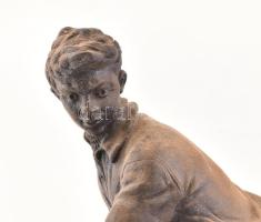 Ismeretlen szovjet művész: Jéghokis. Öntöttvas. Jelzett. 1950 körül. m: 36 cm