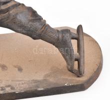 Ismeretlen szovjet művész: Jéghokis. Öntöttvas. Jelzett. 1950 körül. m: 36 cm
