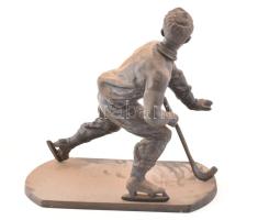 Ismeretlen szovjet művész: Jéghokis. Öntöttvas. Jelzett. 1950 körül. m: 36 cm