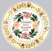 Antik hollóházi népi tányér, öblében felitar: Ki Istenben hizik Nemcsalatkozik Kézzel festett fajansz, jelzett, korának megfelelő mázkopásokkal. d: 23,5 cm