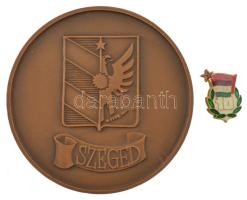 DN Szeged egyoldalas bronz emlékérem dísztokban (60mm) + DN KISZ 10 zománcozott jelvény T:1