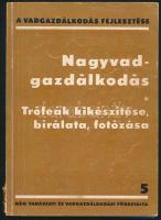 Nagyvadgazdálkodás. Trófeák kikészítése, bírálata, fotózása. A vadgazdálkodás fejlesztése 5. Bp., 1972., MÉM Vadászati és Vadgazdálkodási Főosztálya. Fekete-fehér fotókkal illusztrált. Kiadói papírkötés, kopott borítóval, sérült gerinccel.