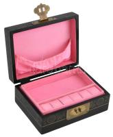 Régi japán fa ékszeres doboz. Festett, plasztikus figurális díszítéssel. Csont és gyöngyház berakáss...