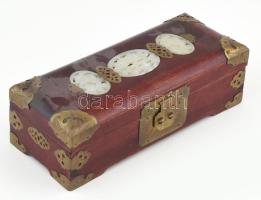 Régi kínai ékszeres doboz, mahagóni pácfestett, réz veretekkel, faragott jáde medalionokkal, korának megfelelő állapotban. 10,5x25,5x8 cm