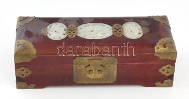 Régi kínai ékszeres doboz, mahagóni pácfestett, réz veretekkel, faragott jáde medalionokkal, korának...