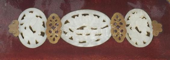 Régi kínai ékszeres doboz, mahagóni pácfestett, réz veretekkel, faragott jáde medalionokkal, korának...