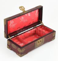 Régi kínai ékszeres doboz, mahagóni pácfestett, réz veretekkel, faragott jáde medalionokkal, korának...