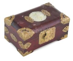 Régi kínai ékszeres doboz, mahagóni pácfestett, réz veretekkel, faragott jáde medalionokkal, korának megfelelő állapotban. 10,5x16,5x8 cm