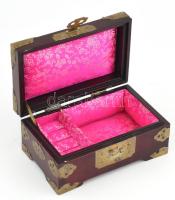 Régi kínai ékszeres doboz, mahagóni pácfestett, réz veretekkel, faragott jáde medalionokkal, korának...