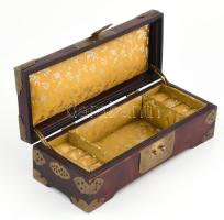 Régi kínai ékszeres doboz, mahagóni pácfestett, réz veretekkel, faragott jáde medalionokkal, korának...