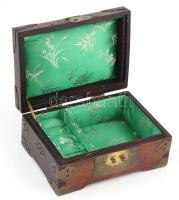 Régi kínai ékszeres doboz, dió pácfestett, réz veretekkel, faragott jáde medalionokkal, korának megf...