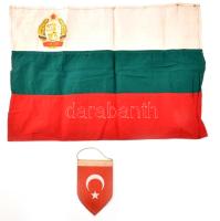 Bulgária, régebbi szövet zászló, kis sérülésekkel, 57x39 cm + 1982 Törökország asztali zászló, 15,5x10 cm / Bulgarian and Turkish flags