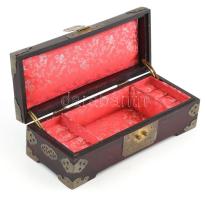 Régi kínai ékszeres doboz, mahagóni pácfestett, réz veretekkel, "Áldás" és "Kettős bo...