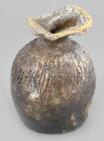 Zsák formájú retró kerámia váza, rücskös mázzal, jelzés nélkül, m: 15 cm