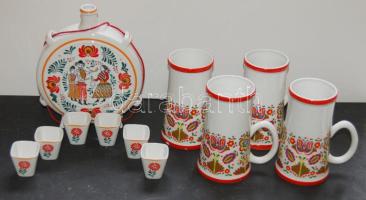 Hollóházi porcelán tétel, benne: 20cm magas díszes kulacs, 4db korsó és 6db pálinkás pohár