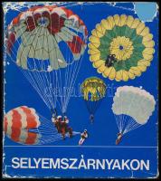 Selyemszárnyakon. Ismerkedés az ejtőernyőzéssel. A szerzők közül, Bácskai György, Hüse Károly, és Sződi Sándor által ALÁÍRT példány. Bp., 1969, Zrinyi. Kiadói nyl-kötés, kiadói szakadt papír védőborítóban.