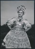 Fiatal nő érsekcsanádi népviseletben, Szendrő István (1908-2000) fotóművész felvétele, hátoldalon pecséttel jelzett, 23×16,5 cm